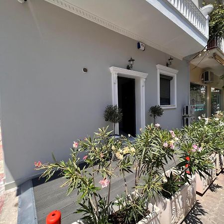 Kontis' Furnished Apartment Лоутраки Экстерьер фото