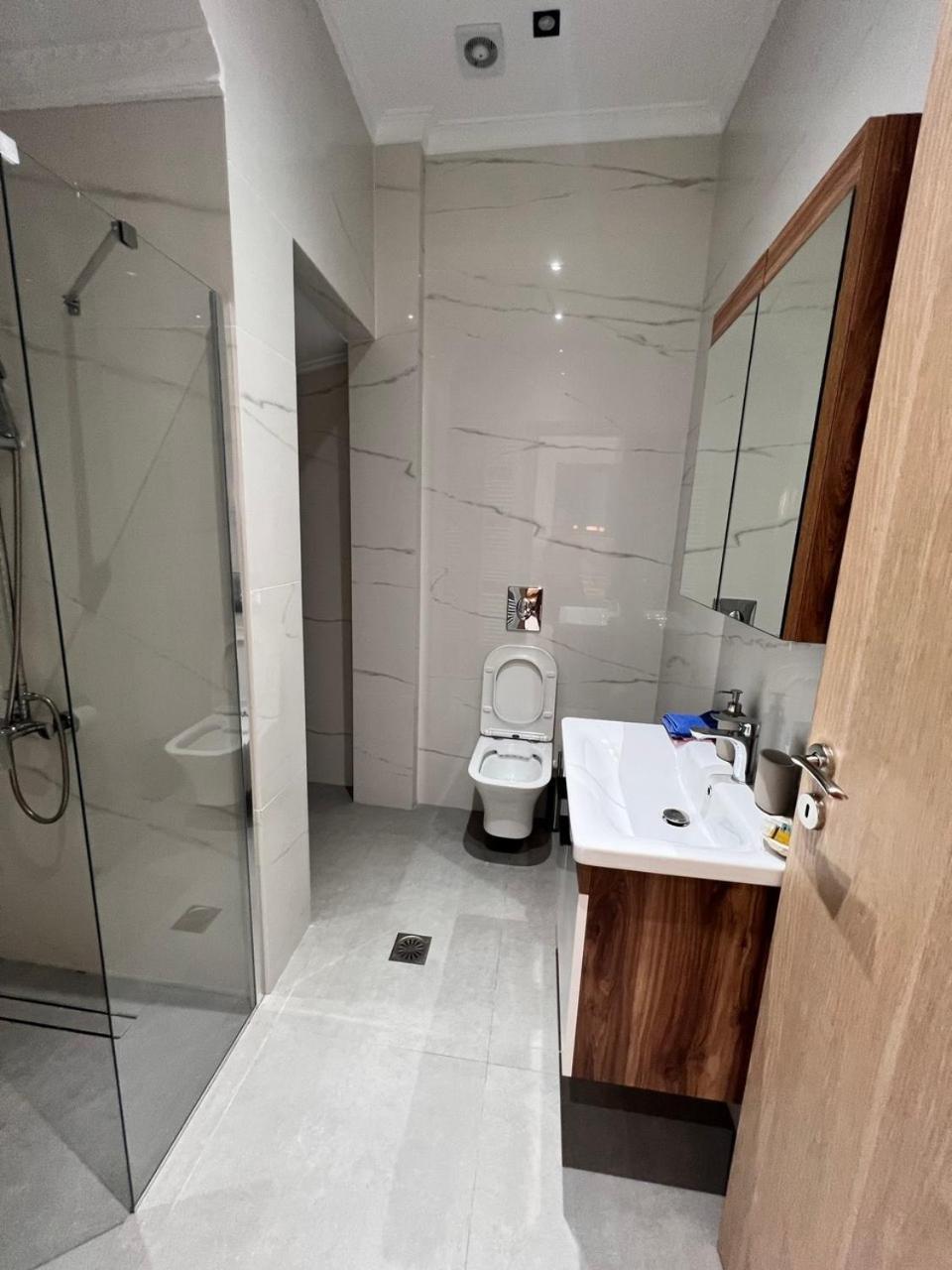 Kontis' Furnished Apartment Лоутраки Экстерьер фото