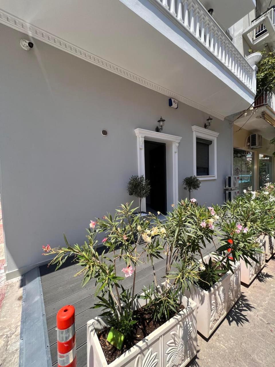 Kontis' Furnished Apartment Лоутраки Экстерьер фото